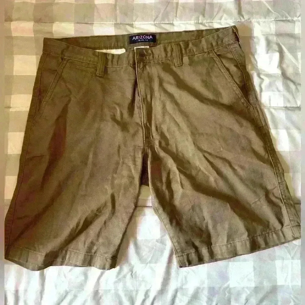 Arizona tan shorts size 40 men’s.